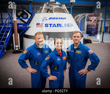 Da sinistra gli astronauti della NASA Eric Boe e Nicole Mann, lungo con Boeing astronauta Chris Ferguson, riuniti nella parte anteriore del Boeing Mockup Trainer alla NASA Johnson Space Center a Houston in Texas il 2 agosto 2018 davanti all'equipaggio commerciale assegnazioni di volo annuncio 3 Agosto. I tre sono stati assegnati per il lancio a bordo di Boeing al CST-100 Starliner sulla società l'equipaggio di volo di prova mirato per metà-2019 in collaborazione con la NASA commerciale del programma dell'equipaggio. Foto Stock