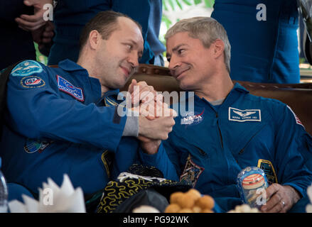 Expedition 54 membri di equipaggio Alexander Misurkinat di Roscosmos, sinistra e astronauta della NASA Mark Vande Hei sono visti durante una cerimonia di benvenuto all aeroporto di Zhezkazgan mercoledì 28 febbraio, 2018. 2018 (febbraio 27 Eastern time). Vande Hei, e Misurkin restituiti con l'astronauta della NASA Joe Acaba dopo 168 giorni in uno spazio in cui essi sono serviti come membri della spedizione 53 e 54 equipaggi a bordo della Stazione Spaziale Internazionale. Foto Stock