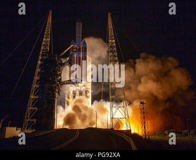 La United Launch Alliance Delta IV pesanti lanci di razzi di NASA Parker sonda solare a toccare il sole, domenica 12 agosto, 2018 da complessi di lancio 37 alla Cape Canaveral Air Force Station, Florida. Parker sonda solare è umanità del primo missione in una parte del Sun di atmosfera denominata corona. Qui sarà esplorare direttamente i processi solari che sono la chiave per la comprensione e la previsione di spazio eventi meteo che possono influenzare la vita sulla terra. Foto Stock