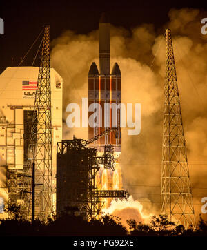 La United Launch Alliance Delta IV pesanti lanci di razzi di NASA Parker sonda solare a toccare il sole, domenica 12 agosto, 2018 da complessi di lancio 37 alla Cape Canaveral Air Force Station, Florida. Parker sonda solare è umanità del primo missione in una parte del Sun di atmosfera denominata corona. Qui sarà esplorare direttamente i processi solari che sono la chiave per la comprensione e la previsione di spazio eventi meteo che possono influenzare la vita sulla terra. Foto Stock