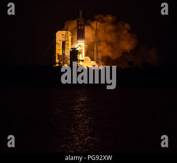 La United Launch Alliance Delta IV pesanti lanci di razzi di NASA Parker sonda solare a toccare il sole, domenica 12 agosto, 2018 da complessi di lancio 37 alla Cape Canaveral Air Force Station, Florida. Parker sonda solare è umanità del primo missione in una parte del Sun di atmosfera denominata corona. Qui sarà esplorare direttamente i processi solari che sono la chiave per la comprensione e la previsione di spazio eventi meteo che possono influenzare la vita sulla terra. Foto Stock