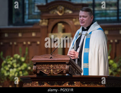 Cappellano McGrath oltre vede il servizio funebre per ex astronauta della NASA Capitano Bruce McCandless II, USN (Ret.), Martedì, Gennaio 16, 2018 all'Accademia Navale degli Stati Uniti Cappella in Annapolis, Maryland. Foto Stock