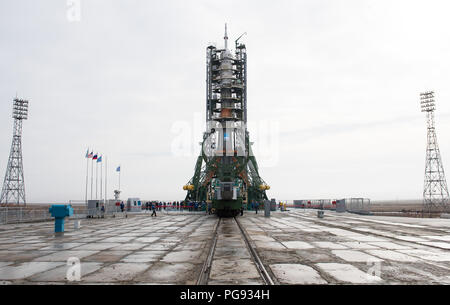 Il razzo Soyuz è rotolato fuori dal treno per il lancio, (iptcdow}, 19 marzo 2018 presso il cosmodromo di Baikonur in Kazakistan. Expedition 55 Soyuz Commander Oleg Artemyev di Roscosmos, Ricky Arnold e Drew Feustel della NASA sono pianificati per il lancio a bordo delle loro Soyuz MS-08 navicella spaziale a 11:44pm Cosmodromo di tempo, 1:44pm EDT, Mercoledì, Marzo 21. Foto Stock