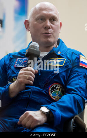 Expedition 55 Soyuz Commander Oleg Artemyev di Roscosmos risponde a una domanda durante una conferenza stampa, Martedì, Marzo 20, 2018 al cosmonauta Hotel di Baikonur in Kazakhstan. Artemyev, tecnico di volo Ricky Arnold e tecnico di volo Drew Feustel della NASA sono in programma di lancio per la Stazione Spaziale Internazionale a bordo della Soyuz MS-08 navicella spaziale su Mercoledì, Marzo 21. Foto Stock