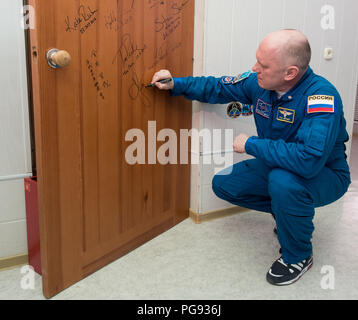 Expedition 55 Soyuz Commander Oleg Artemyev di Roscosmos esegue la tradizionale porta la firma al cosmonauta Hotel prima di uscire dall'hotel per il lancio di un razzo Soyuz con il compagno crewmates Ricky Arnold e Drew Feustel della NASA, mercoledì 21 marzo, 2018 di Baikonur in Kazakhstan. Artemyev, Arnold e Feustel lancerà nel loro Soyuz MS-08 navicella spaziale alla Stazione Spaziale Internazionale a cinque mesi di missione. Foto Stock