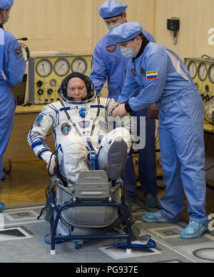 Expedition 55 Soyuz Commander Oleg Artemyev di Roscosmos si prepara ad avere il suo russo Sokol tuta controllato della pressione nella preparazione per il lancio a bordo della Soyuz MS-08 spaziali, Mercoledì, 21 marzo 2018 presso il cosmodromo di Baikonur in Kazakistan. Artemyev e gli ingegneri di volo Ricky Arnold e Drew Feustel della NASA lanciato a bordo della Soyuz MS-08 navicella spaziale al 1:44 p.m. Fuso orientale (11:44 p.m. Baikonur tempo) il 21 marzo per iniziare il loro viaggio verso la stazione spaziale internazionale. Foto Stock