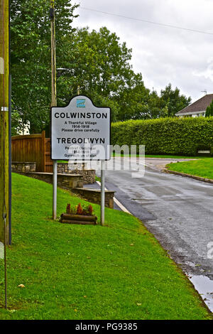 Il villaggio bilingue segno sulla strada per il grazioso e piccolo villaggio di Colwinston vicino Cowbridge,nell'Vale of Glamorgan S.Galles Foto Stock