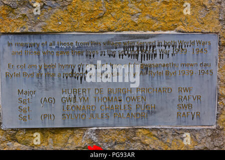 Memoriale di guerra / lapide alla memoria di coloro che dal villaggio di Colwinston che sono morti durante le due guerre mondiali. Nei pressi di Cowbridge,Vale of Glamorgan,S.Galles Foto Stock