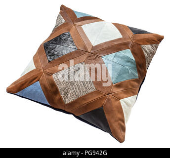 Fatte a mano in pelle patchwork cuscino decorativo isolato su sfondo bianco Foto Stock