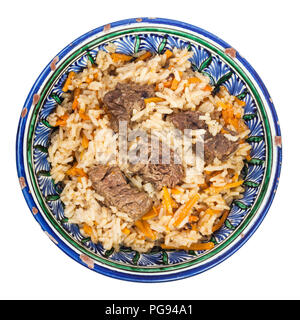 Vista superiore del preparato plov (dell Asia centrale piatto di riso con carne e verdure) in ceramica tradizionale recipiente isolato su sfondo bianco Foto Stock