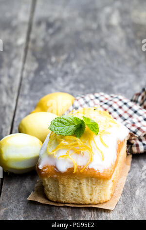 In casa limone focaccia sulla tavola di legno Foto Stock