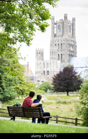 Turisti che si godono una vista spettacolare della vecchia cattedrale Foto Stock