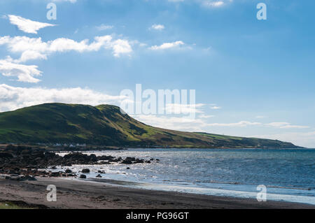 Guardando attraverso la baia di Carleton per Lendalfoot sulla costa dell'Ayrshire, sud ovest della Scozia. 26 Serptember 2012 Foto Stock