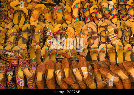 Penas Blancas, Nicaragua - Gennaio 28, 2018: ravvicinata di una bella mano di pantofole in pelle in un mercato in Nicaragua. Foto Stock