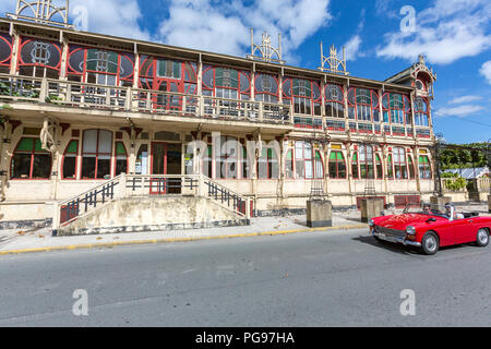 Red Austin-Healey Mark IV Sprite nella parte anteriore di un Modernismo "La Terraza" Restaurante Café di Antonio López Hernández architetto, Sada, Galizia Foto Stock