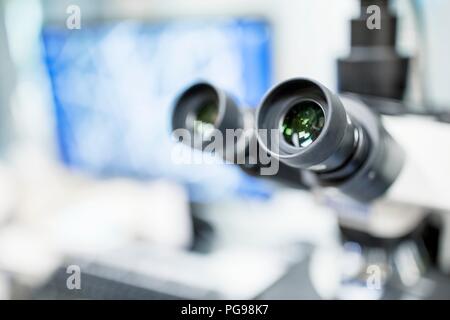 Close-up di un microscopio di luce in un laboratorio. Foto Stock