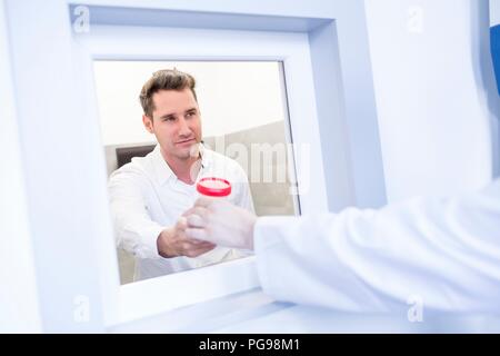 Campione di sperma vengano manipolati in una clinica di fertilità. Foto Stock