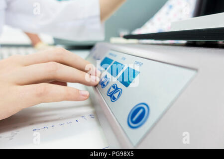 Utilizzando la PCR (reazione a catena della polimerasi) macchina. Foto Stock
