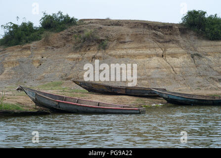 Tre barche sulla riva del canale Kazinga, Uganda Foto Stock