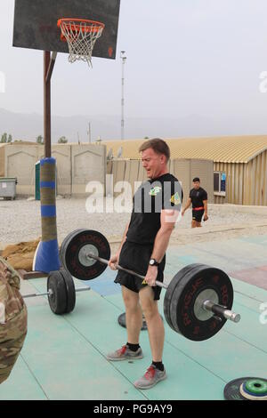 Un Raider soldato brigata esegue la Army Combat Readiness Test in Afghanistan orientale, 19 agosto 2018. Foto Stock