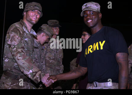 Il personale Sgt. Meegal Downer [destra], un fante con il primo squadrone, 2° reggimento di cavalleria si congratula con l'esercito del Regno Unito lancia Cpl. Marcus Rowlands [sinistra] per guadagnare il suo argento spurie durante uno sperone ride cerimonia 18 Agosto a Bemowo Piskie Area Formazione, Polonia. BPTA soldati hanno partecipato a una secolare tradizione di cavalleria che ha dato le truppe di cavalleria e nazione partner partecipanti la possibilità di guadagnare e indossare il loro argento speroni. I soldati sono su un periodo di sei mesi a rotazione l'assegnazione a sostegno della multinazionale gruppo di combattimento composta di Stati Uniti, Regno Unito, croato e soldati rumeni che servono con t Foto Stock