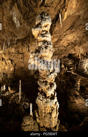 Bellissima vista di stalattiti e stalagmiti in una caverna sotterranea Foto Stock