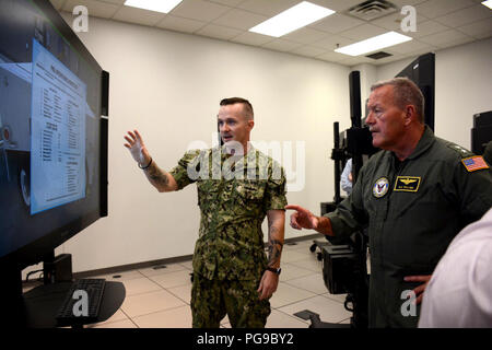 PENSACOLA, Fla. -- Aviazione Equipaggiamento di supporto tecnico 1a classe Randy miracolo, un Naval Air Technical Training Center (NATTC) istruttore, dimostra la Multi-Purpose riconfigurabile sistemi di formazione (MRTS) 3D Mobile Centrale Elettrica (MEPP) simulatore per Adm posteriore. Daniel Fillion, la Manpower Account ufficio di transizione/ufficio del personale della Marina Comptroller direttore, durante un mese di agosto 20 familiarizzazione tour a bordo di Naval Air Station Pensacola, Florida. Il MRTS 3D SIMULAZIONE DEL PROCESSO DI PACE IN MEDIO ORIENTE Il trainer è un sistema virtuale progettato per fornire adesione iniziale aviation personale di manutenzione teoria virtuale o Foto Stock