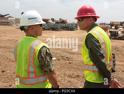 Stati Uniti Navy Lt. La Cmdr. Travis Brinkman, sinistra, Marine Corps Air Station Miramar, California, opere pubbliche officer e il Mag. Gen. Kevin Iiams, comandante generale di 3 aeromobili Marina Wing, visita il cantiere per la costruzione di una nuova F-35B hangar a MCAS Miramar, 20 agosto. MCAS Miramar verrà a casa per la F-35 Lightning II Joint Strike Fighter nel 2020. (U.S. Marine Corps photo by Lance Cpl. Juan Anaya) Foto Stock