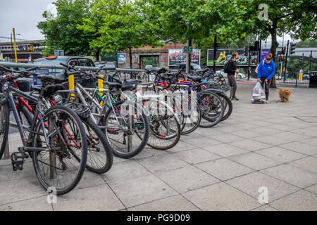 Bike park al di fuori della stazione Piccadilly a Manchester Foto Stock