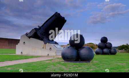 Panorama di mazze di mortaio in parte anteriore del Fort Nelson - un Royal Armouries Museum - vicino a Portsmouth, Hampshire, Regno Unito Foto Stock