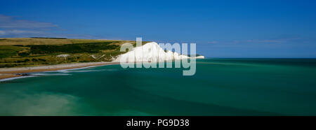 Pomeriggio di estate luce sul Severn Suore Bianche scogliere e la protezione di litorale cottages a Cuckmere, nel South Downs National Park, East Sussex, Regno Unito Foto Stock