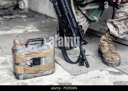 Soldier taglia il filo su improvvisati dispositivo esplosivo Foto Stock