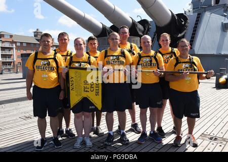 CPO Selectees dal Norfolk Naval Shipyard a Portsmouth, Virginia posano per una foto di gruppo a bordo della USS Wisconsin (BB-64) durante la diciottesima edizione CPO e Giornate del patrimonio evento di formazione. Il Wisconsin è ormeggiata permanentemente accanto all'Hampton Roads museo come una nave museo. La manifestazione è ospitata dal museo, capo locale sottufficiali, volontari e Nauticus. Durante la manifestazione, selectees appreso su vari aspetti della storia navale, compreso il porto di perla, la storia delle donne nella marina capi a bordo di sottomarini, la storia del chief petty officer, e la marina militare in Vietnam. Sarà Selectees Foto Stock