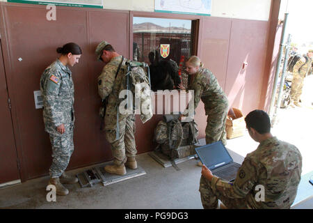 Spc. Kristine Kennedy (sinistra), SPC. Hannah Beck (centro destra), e Pvt. Juan Pastrana (destra), tutti i membri del personale di 213o società, 213o regionale gruppo di supporto, Pennsylvania Esercito Nazionale Guardia, lavorano insieme per out-Procedimento 1° Battaglione, 110th Reggimento di Fanteria, 56th Stryker Brigade Combat Team, ventottesima divisione di fanteria soldati Agosto 23, pesatura di ogni soldato, e ciascun carry-in e stivato duffle bag per creare un manifesto di volo per il trasporto in Pennsylvania. (U.S. Esercito nazionale Guard foto di Sgt. Shane Smith/rilasciato) Foto Stock