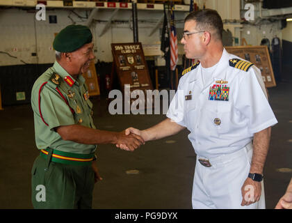 180820-N-LH273-0185 Kota Kinabalu (Agosto 20, 2018) - Malaysian Maggiore Generale Dato Zulkapri, il capo della delegazione, malese delle forze armate, scuote la mano di U.S. Navy Capt. Brian Mutty, comandante, Wasp-classe assalto anfibio nave USS Essex (LHD 2), durante la cooperazione a galla la prontezza e la formazione (Carati) 2018 reception. CARAT Malaysia, nella sua ventiquattresima iterazione, è progettato per migliorare la condivisione di informazioni e il coordinamento, creare reciproca capacità di combattimento e il sostegno a lungo termine la cooperazione regionale di abilitazione partner di entrambe le forze armate per operare efficacemente insieme come un sistema unificato di mariti Foto Stock