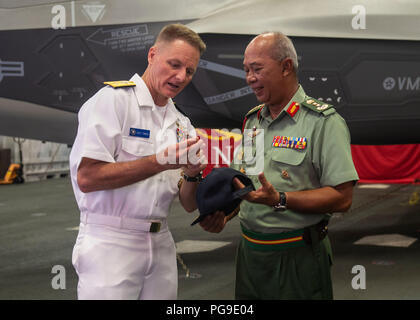 180820-N-LH273-0728 Kota Kinabalu (Agosto 20, 2018) - USA Navy Adm posteriore. Joey Tynch, commander, Task Force 73, presenta una moneta alla Malaysia Maggiore Generale Dato Zulkapri, il capo della delegazione, malese delle forze armate, durante la cooperazione a galla la prontezza e la formazione (Carati) 2018 reception. CARAT Malaysia, nella sua ventiquattresima iterazione, è progettato per migliorare la condivisione di informazioni e il coordinamento, creare reciproca capacità di combattimento e il sostegno a lungo termine la cooperazione regionale di abilitazione partner di entrambe le forze armate per operare efficacemente insieme come un sistema unificato di forza marittima. (U.S. Foto di Marina di Massa Communicat Foto Stock