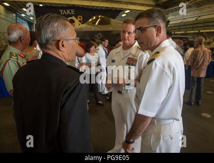 180820-N-LH273-0605 Kota Kinabalu (Agosto 20, 2018) - Malaysian Brigadiere Generale Dato Zarondin bin Mohamed Amin, il capo della delegazione, malese del Comando interforze, parla con gli Stati Uniti Navy Adm posteriore. Joey Tynch, commander, Task Force 73, E DEGLI STATI UNITI Navy Capt. Brian Mutty, comandante, Wasp-classe assalto anfibio nave USS Essex (LHD 2), durante la cooperazione a galla la prontezza e la formazione (Carati) 2018 reception. CARAT Malaysia, nella sua ventiquattresima iterazione, è progettato per migliorare la condivisione di informazioni e il coordinamento, creare reciproca capacità di combattimento e il sostegno a lungo termine la cooperazione regionale en Foto Stock