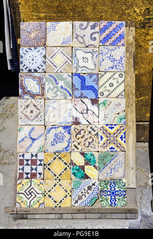 Decorazione di piastrelle in un urbano bazaar. Palermo, Sicilia. Italia Foto Stock