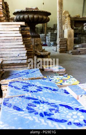 Decorazione di piastrelle in un urbano bazaar. Palermo, Sicilia. Italia Foto Stock