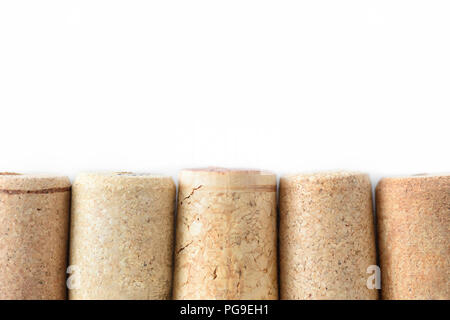 Pila assortiti di utilizzati tappi vino isolato su sfondo bianco. Vista ravvicinata. Foto Stock