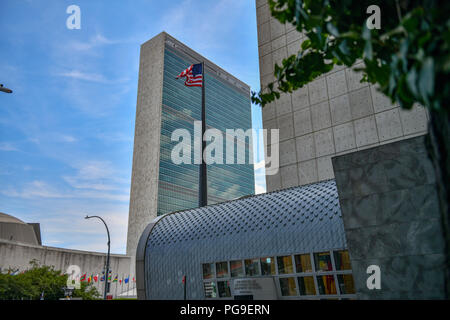 La bandiera americana vola al di fuori della sede delle Nazioni Unite a New York New York il 20 luglio 2018. Foto Stock