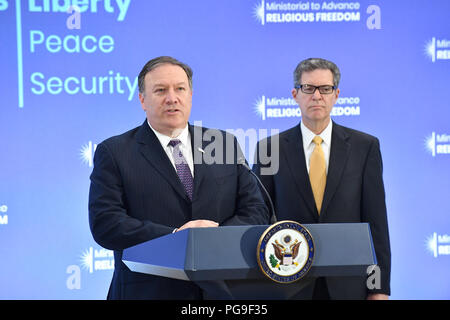 Stati Uniti Il segretario di Stato Michael R. Pompeo offre osservazioni conclusive con Ambasciatore Brownback, alla riunione ministeriale per far avanzare la libertà religiosa il 26 luglio 2018 presso l'U.S. Il Dipartimento di Stato a Washington, D.C. Foto Stock