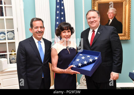 Il segretario Michael R. Pompeo pone con Ambasciatore Stephen D. Mull e sua moglie thte durante la cerimonia della bandiera, presso il Dipartimento di Stato a Washington D.C., il 27 luglio 2018. Foto Stock