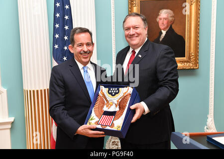 Il segretario Michael R. Pompeo pone con Ambasciatore Stephen D. Mull durante la cerimonia della bandiera, presso il Dipartimento di Stato a Washington D.C., il 27 luglio 2018. Foto Stock