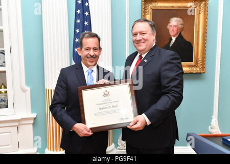 Il segretario Michael R. Pompeo pone con Ambasciatore Stephen D. Mull durante la cerimonia della bandiera, presso il Dipartimento di Stato a Washington D.C., il 27 luglio 2018. Foto Stock