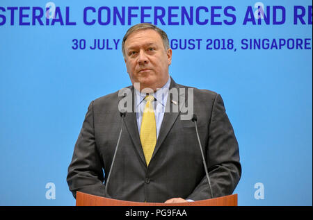 Il segretario Michael R. Pompeo parla presso l'ASEAN 2018 conferenza stampa a Singapore, Singapore, Agosto 4, 2018. Foto Stock
