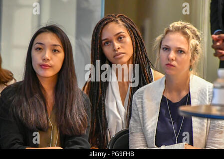 Il segretario Michael R. Pompeo soddisfa con il Dipartimento di Stato Estate stagisti presso il Dipartimento di Stato, 9 agosto 2018. Foto Stock