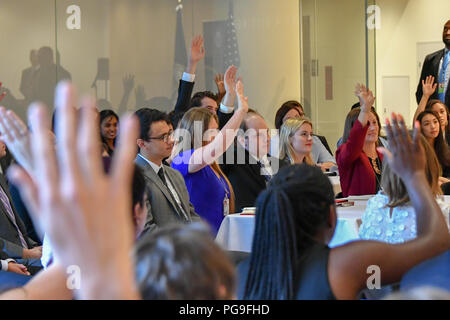 Il segretario Michael R. Pompeo soddisfa con il Dipartimento di Stato Estate stagisti presso il Dipartimento di Stato, 9 agosto 2018. Foto Stock