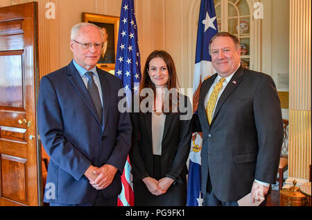 Segretario Pompeo officiates la cerimonia Swearing-In per ambasciatore James F. Jeffrey come rappresentante speciale per la Siria di impegno, presso il Dipartimento di Stato il 17 agosto 2018. Foto Stock
