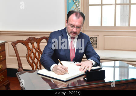 Segretario Pompeo incontra il messicano con il Segretario degli esteri Luis Videgaray cas presso il Dipartimento di Stato il 17 agosto 2018. Foto Stock